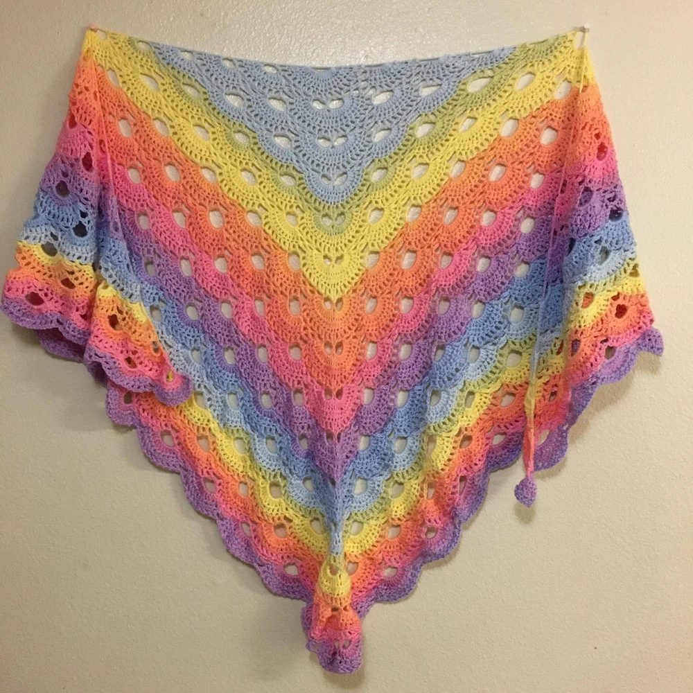 Handcrafted lightweight triangle shawl wrap - Picture 4 of 7